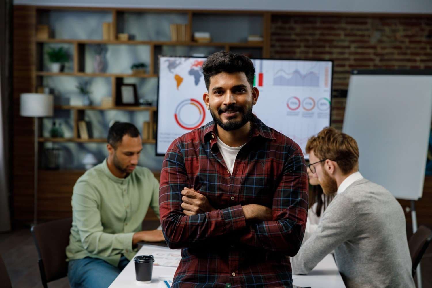 Expert mentor leading a team discussion